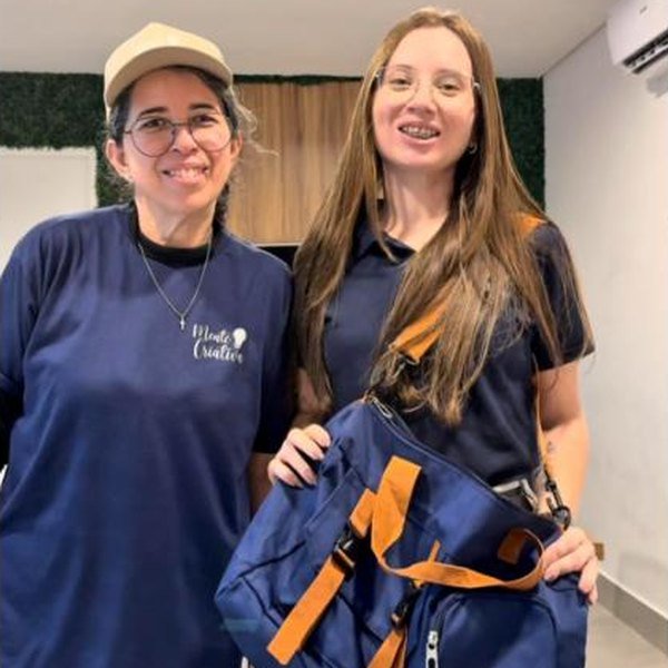 Equipe Mente Criativa com bolsa personalizada